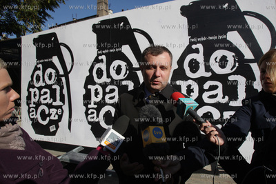 Sopot. Przed sopockim sklepem z dopalaczami (ul.1 Maja...