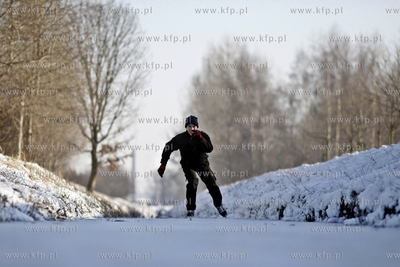 Gdańsk Zaspa. Jazda na łyżwach po zamarzniętym...