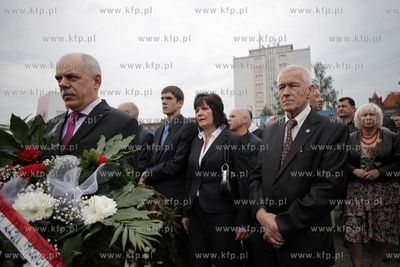 Gdansk. Zlozenie kwiatow pod pomnikiem Poleglych Stoczniowcow...