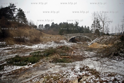 Gdansk. Wycinka drzew na trasie budowanej Kolei Metropolitalnej...