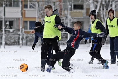 Gdansk Zaspa. Pilkarski turniej dzikich druzyn Do przerwy...