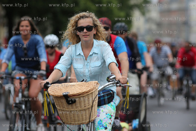 Wielki przejazd rowerowy. Na zdjęciu cykliści na...
