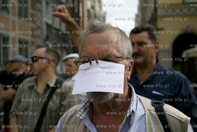 Gdańsk. Długi Targ. Milczący protest KOD-u przeciw...