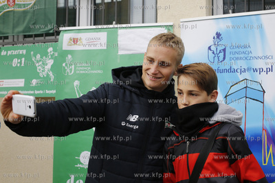 Gdansk Zaspa. Pilkarski turniej dzikich druzyn Do przerwy...