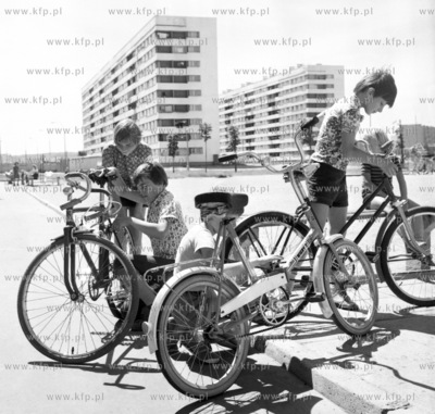 Chlopcy naprawiaja rowery na gdanskim Przymorzu przy...