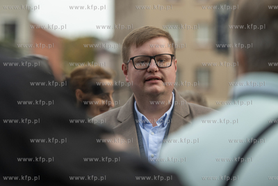 Plac przy pomniku Lecha Bądkowskiego. Konferencja...