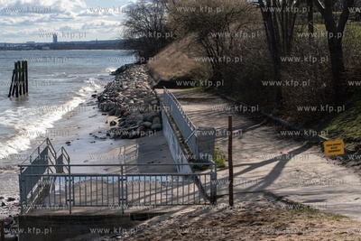 Gdynia Orłowo. Znikająca część plaży. 14.03.2020...