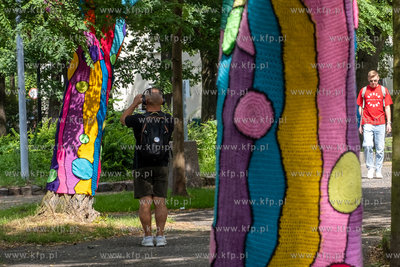 Gdańsk, Strzyża. Plac Gen. Maczka. Nz. Drzewa ozdobione...