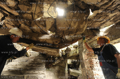 Westerplatte. Prace remontowe na terenie dawnych koszar...