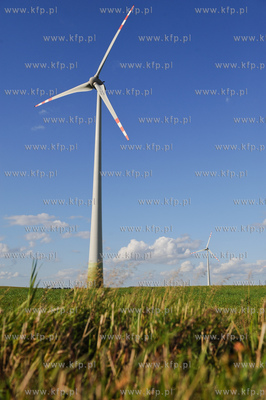 Potegowo k. Slupska. Farma wiatrowa przy drodze krajowej...