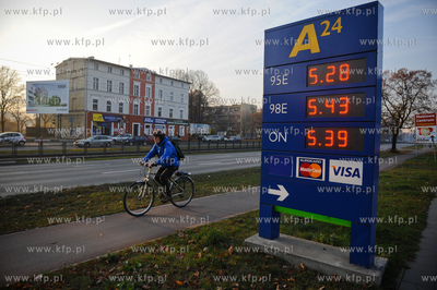 Gdansk. Wrzeszcz. Samoobsllugowa stacja paliw Neste...