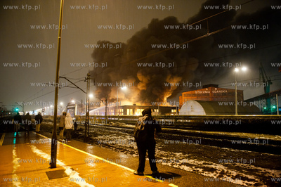 Gdansk. Pozar znajdujacej sie na terenie Stoczni Gdanskiej...