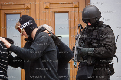 Gdansk. Wspolne cwiczenia grupy antyterrorystycznej...