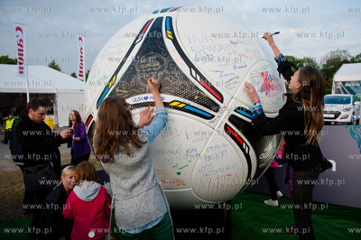 Gdansk. Otwarta dla publicznosci Strefa Kibica na Placu...