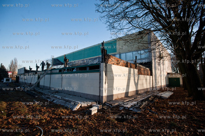 Gdansk. Rozbiorka hali sportowej nalzacej do klubu...