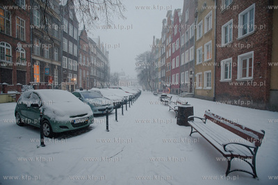 Gdansk. Ul. Sw. Ducha. Zima i obfite opady sniegu wrocily...