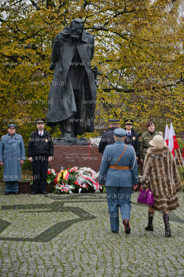 Gdansk. Wrzeszcz. Uroczyste zlozenia kwiatow pod pomnikiem...