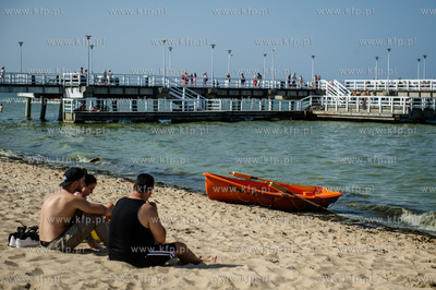 Gdańsk. Czerwona flaga na kąpielisku miejskim w Brzeźnie,...