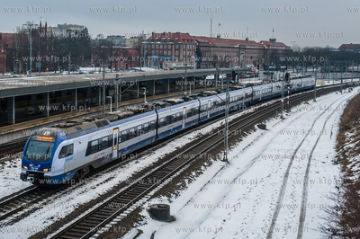 Gdańsk. Pociąg PKP Intercity Stadler Flirt 3 wjeżdający...