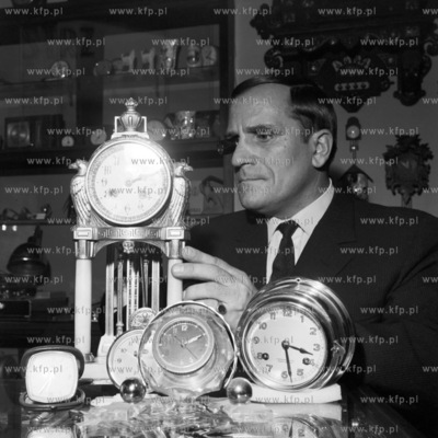 Zegarmistrz Władysław Fabiański w swojej zegarmistrzowskiej...