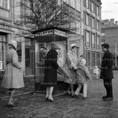 Kolejka przed budką telefoniczną przed Domem Prasy...