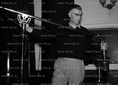 Dziennikarze Radia Gdańsk przy pracy w studiu radiowym....