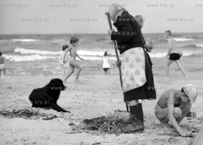Sprzątanie plaży. (Lata60).
1962
0006776z
Fot. Zbigniew...