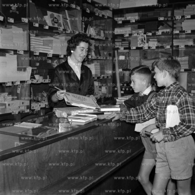 W sklepie z artykułami papierniczymi. 
1962
0008476z
Fot....