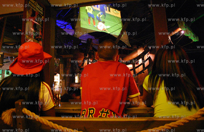 Kibice na ulicach i w pubach Gdyni przed i podczas...