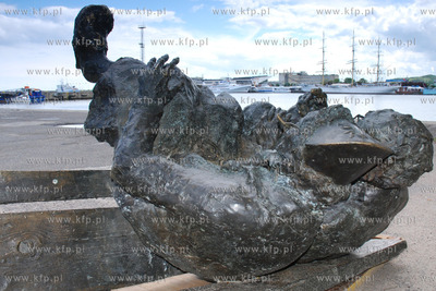 Nieznani sprawy uslilowali ukrasc rzezbe autorstwa...