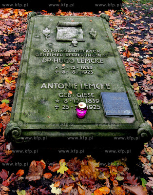 Swieto Zmarlych na szczecinskim cmentarzu centralnym.
Jest...