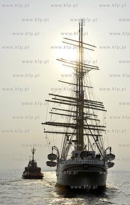 Najstarszy polski zaglowiec Dar Pomorza bedacy obecnie...