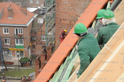 Kosciol sw. Katarzyny, Gdansk. Prace dekarskie na dachu...