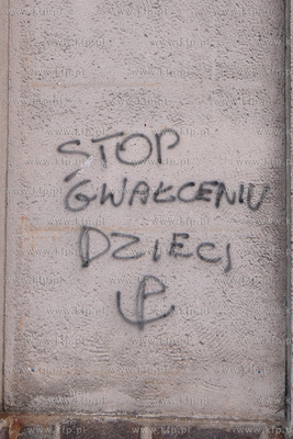 Antyklerykalne napisy pojawily sie na kosciolach w...