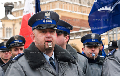 Krakow. Protest sluzb mundurowych przeciwko projektowi...