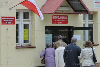 Rumia. Wybory do Europarlamentu. Nz. Wyborcy wchodzacy...