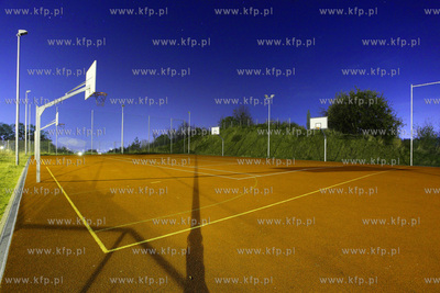 Boisko noca w Gdansku Oruni przy Zespole Ksztalcenia...