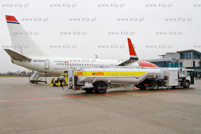Gdansk, Rebiechowo. Nz. Tankowanie przez LOTOS Boeinga...