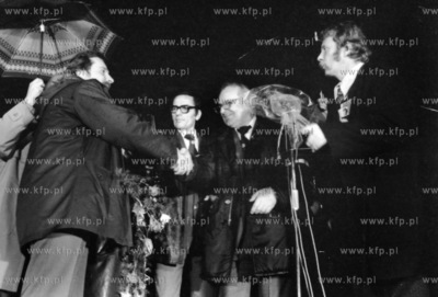 Objazd delegacji Solidarnosci po podkrakowskich miejscowosciach....