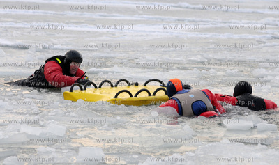 Gdynia, port jachtowy. Jak przetrwac na zamarznietym...