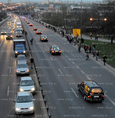 Wraszawa. Kawalkada 34. karawanow przewozacych ciala...