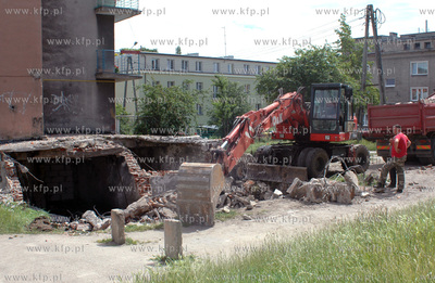 Wyburzanie starej, niedzialajacej przyblokowej kotlowni...