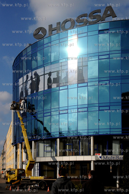 Gdynia. Montaz bilboarda na budynku biurowca Hossy...