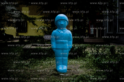 Rzezby tajemniczych niebieskich zolnierzykow pojawily...