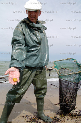 Piotr Grochala z Ustki zajmuje sie zawodowo polawianiem...