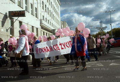 Marsz rozowej wstazki przeszedl ulicami Gdyni z okazji...