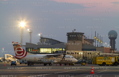 Gdansk, Rebiechowo. Nz. ATR Eurolotu na tle terminala...