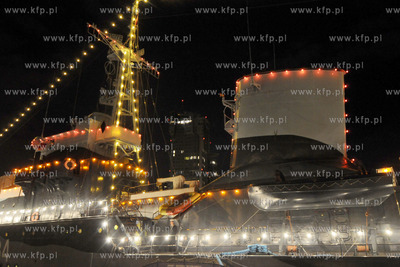 ORP BLYSKAWICA w nocnej iluminacji swietlnej zacumowany...