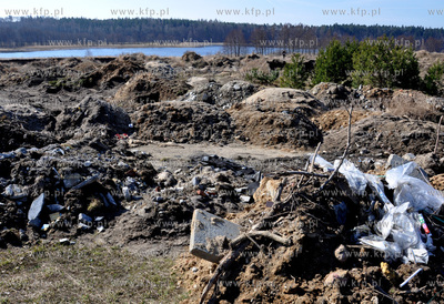 Koscierzyna. Nielegalne wyrobisko piachu i dzikie wysypisko...