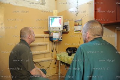 Wiezniowie osadzeni w Zakladzie Karnym w Sztumie ogladaja...